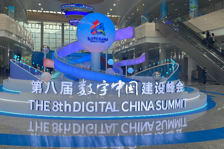 推動實數(shù)深度融合，培育數(shù)字化轉(zhuǎn)型服務(wù)商 國家數(shù)據(jù)局劉烈宏談人工智能基礎(chǔ)軟件開發(fā)